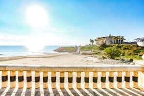 Beach - Ground floor facing the sea, in complex with pool and common areas (Catalunya)
