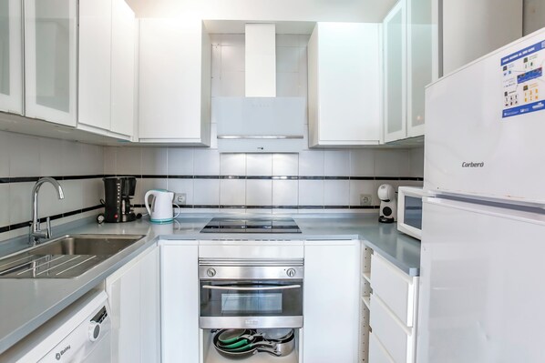 Kühlschrank, Mikrowelle, Ofen, Herdplatte