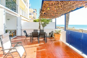 Outdoor dining - Ground floor facing the sea, in complex with pool and common areas (Catalunya)