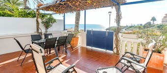 Ground floor facing the sea, in complex with pool and common areas