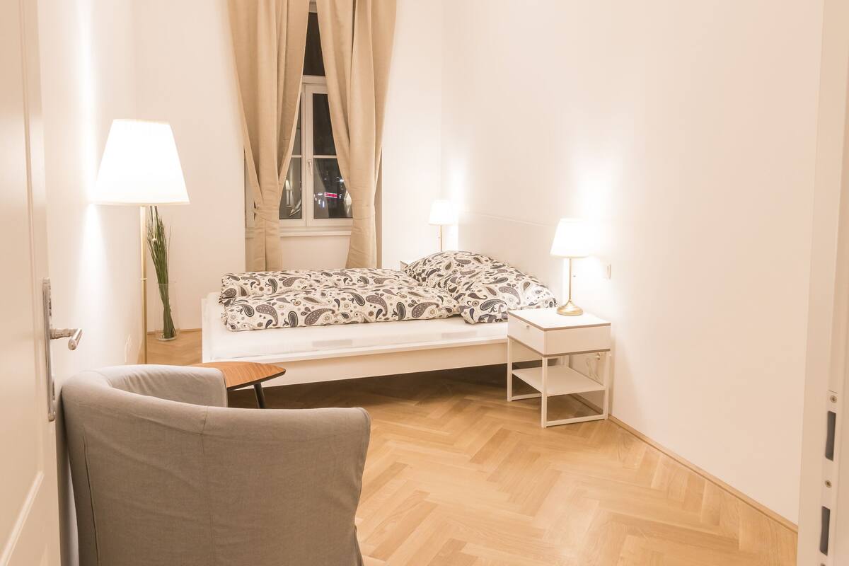 COSY FLAT/w. terrace near Naschmarkt and Centre | 遮光窗帘、熨斗/熨衣板、免费 WiFi