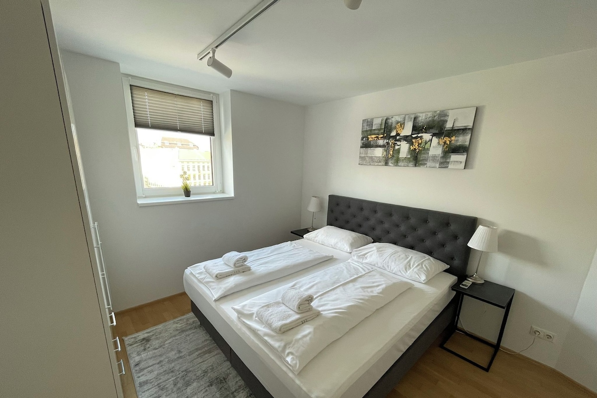 CHARMING PENTHOUSE next to Naschmarkt and Centre