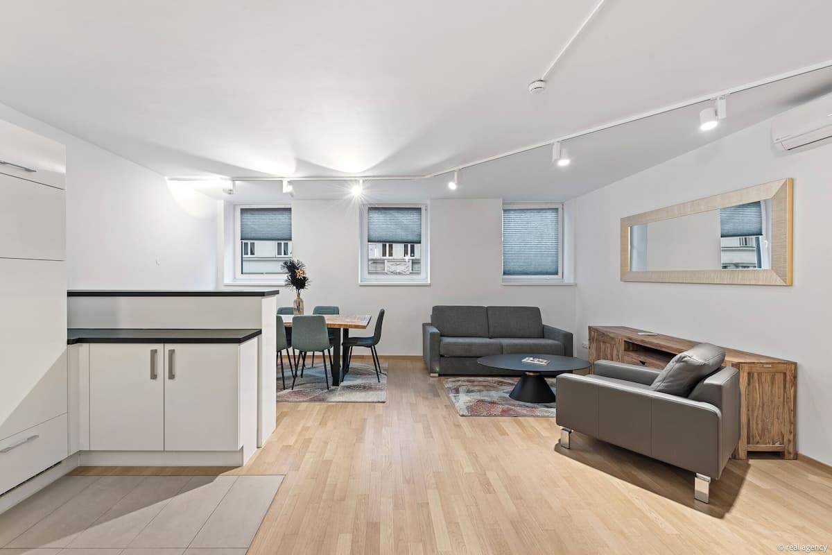 MODERN APARTMENT near Naschmarkt & Centre | Blackout drapes, iron/ironing board, free WiFi