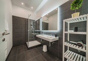 City Apartment | Bilik Mandi | Pancuran mandi, pengering rambut, tuala disediakan, sabun 