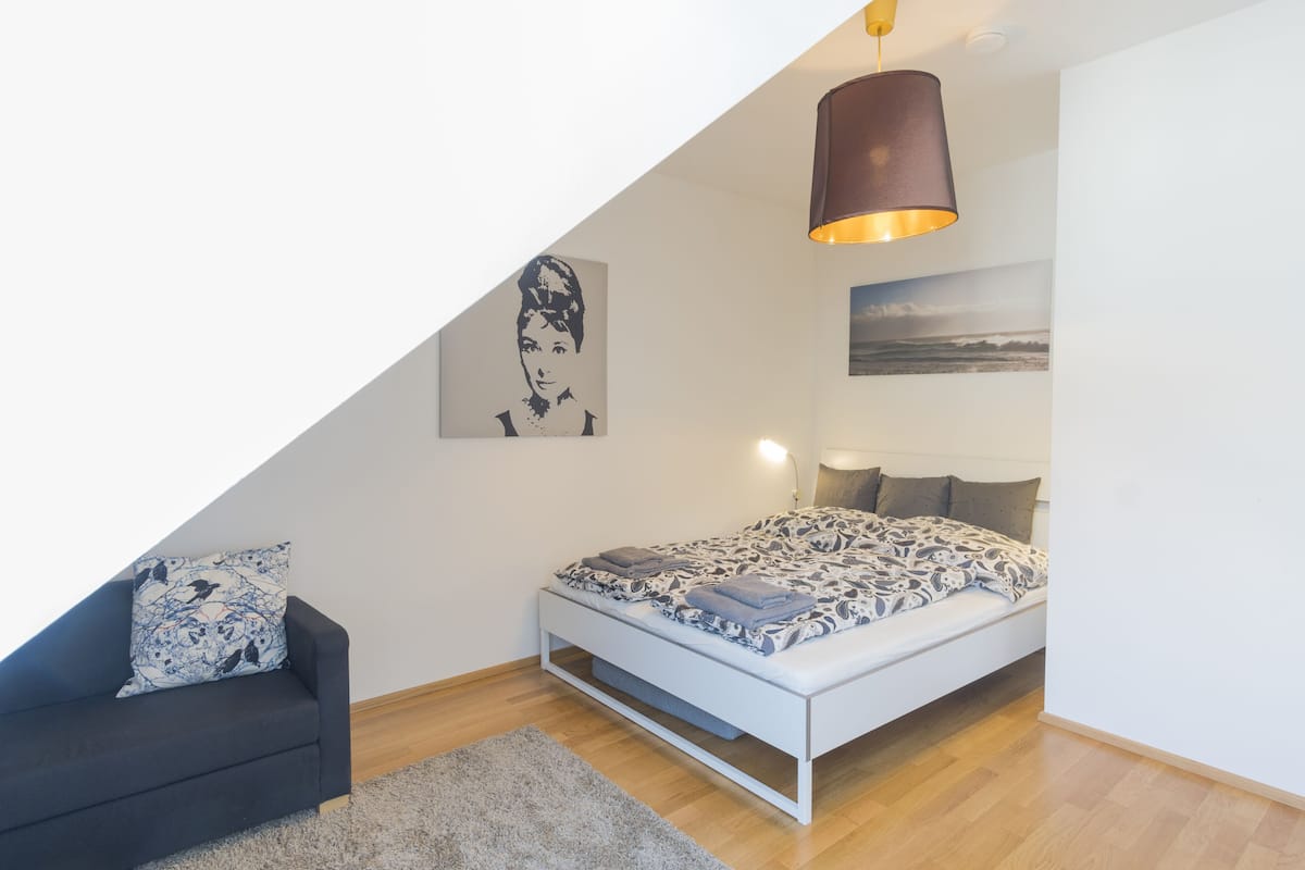 BRIGHT PENTHOUSE next to Naschmarkt and Centre | Blackout drapes, iron/ironing board, free WiFi