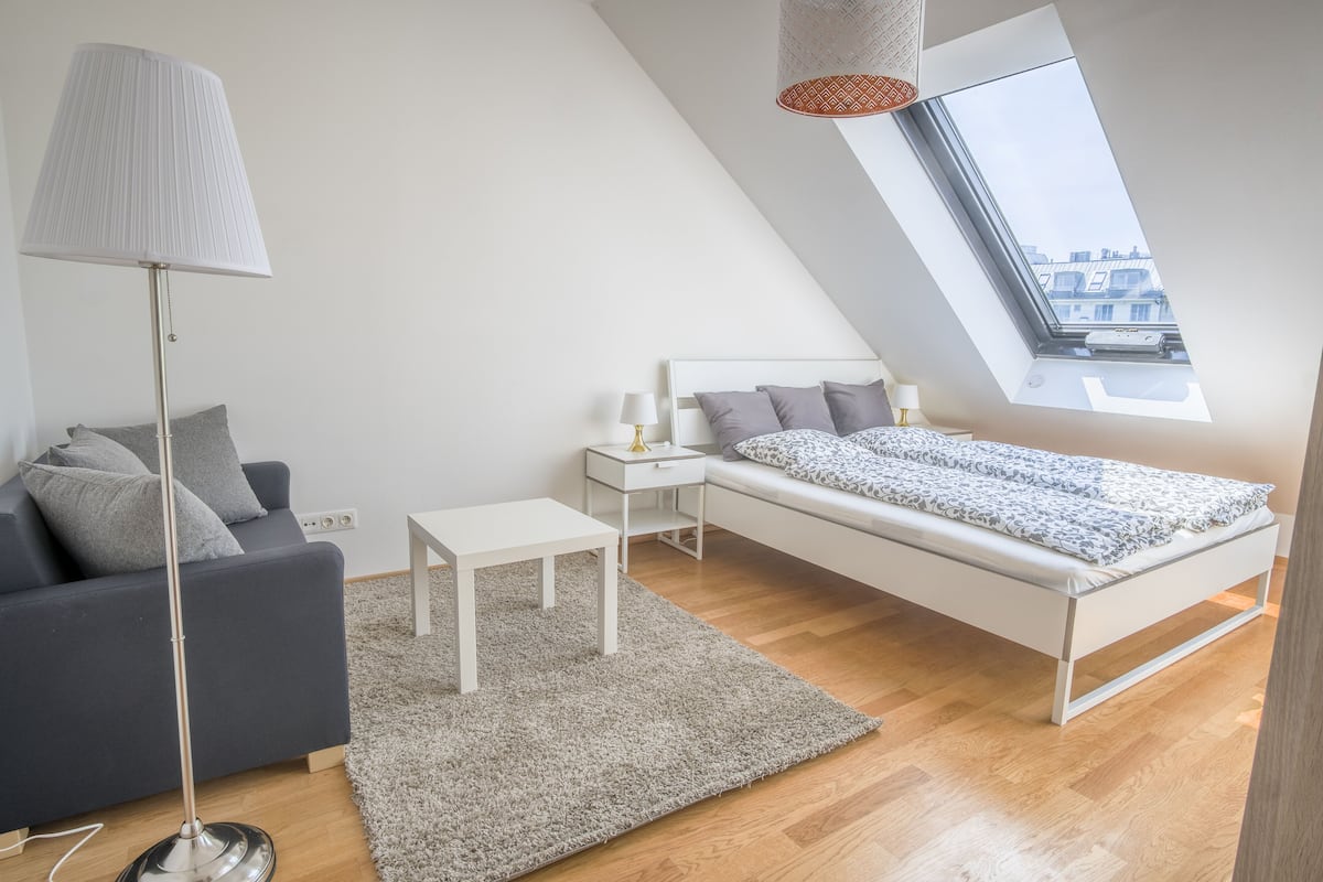 AIRY PENTHOUSE next to Naschmarkt and Centre | Blackout drapes, iron/ironing board, free WiFi