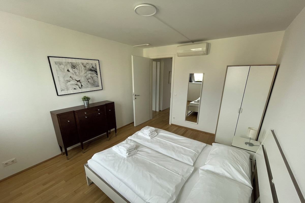 Bright and Light Apartment/w. balcony near centre