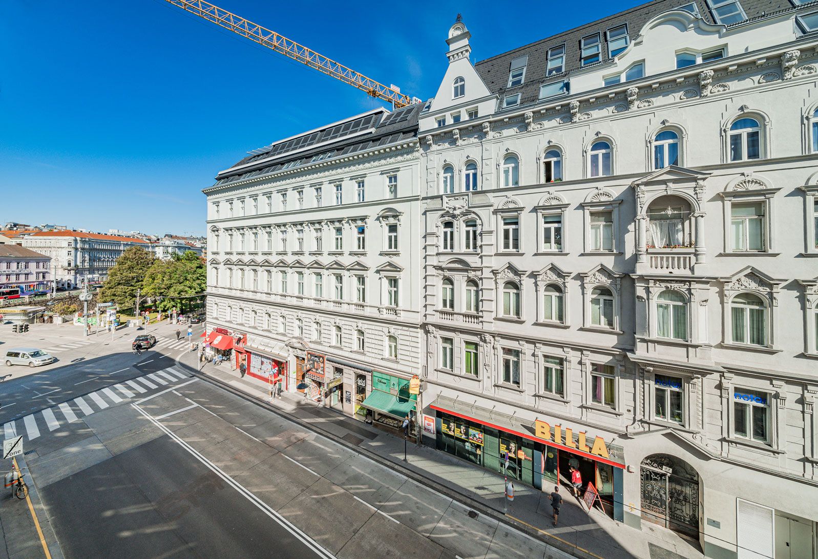 Ein historisches Gebäude im klassischen Stil mit zahlreichen Fenstern und einem markanten Eingang.