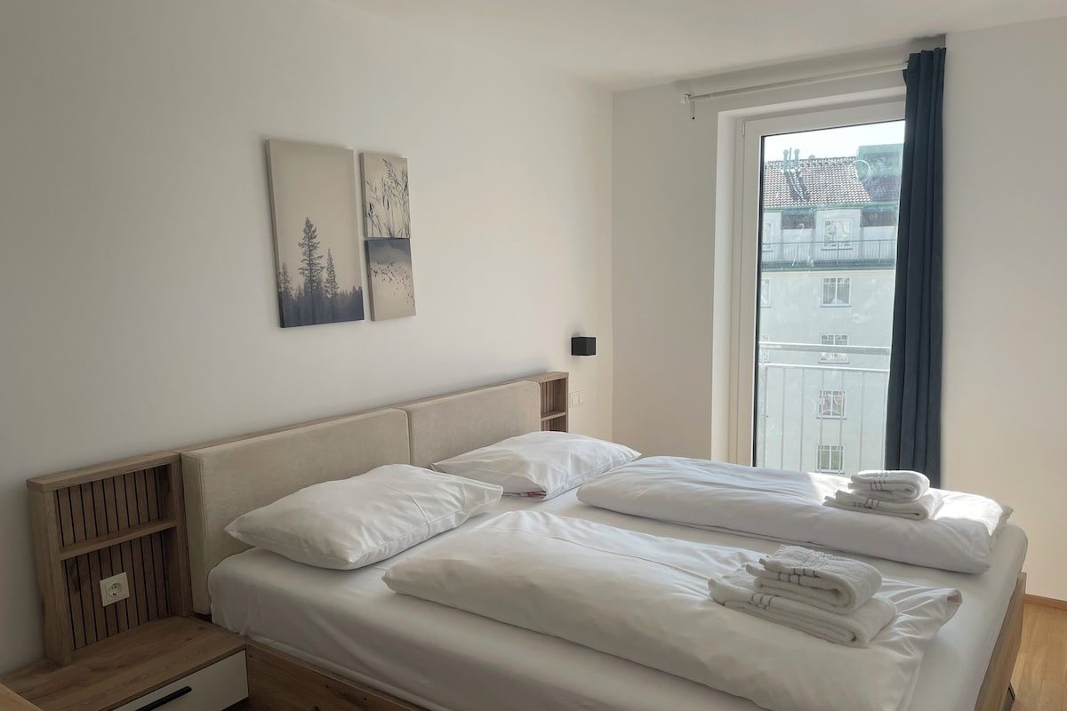 LOVELY APARTMENT/w. balcony near Naschmarkt&Centre