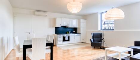 Bright and Light Apartment/w. balcony near centre | Living area