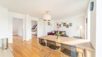 ENCHANTING APARTMENT next to Naschmarkt and Centre | Essbereich im Zimmer