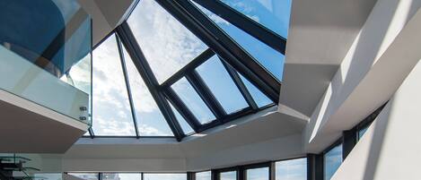 MODERN PENTHOUSE near Centre and Naschmarkt | Blackout drapes, iron/ironing board, free WiFi