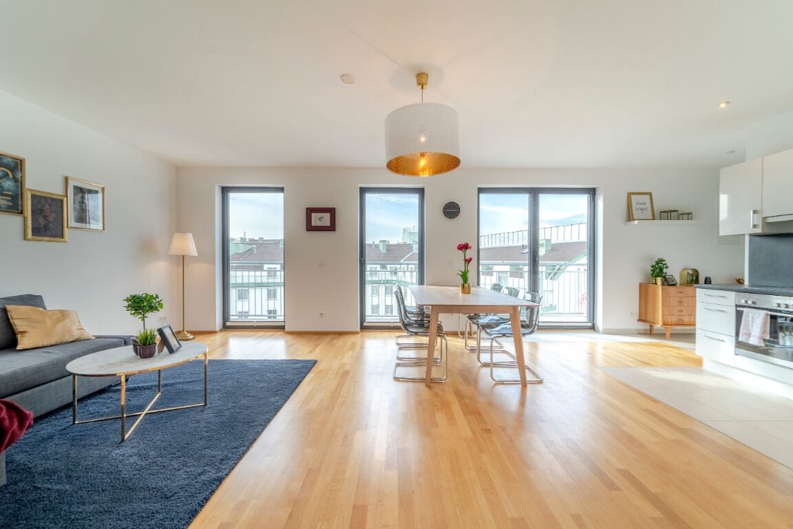 Un apartamento moderno con comedor, cocina y sala de estar.