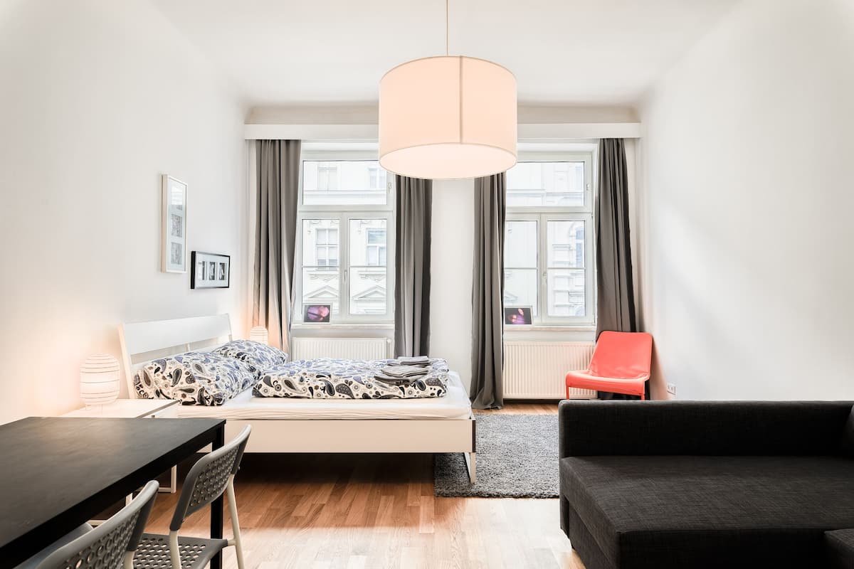 LOVELY STUDIO near Naschmarkt & Centre | Blackout drapes, iron/ironing board, free WiFi
