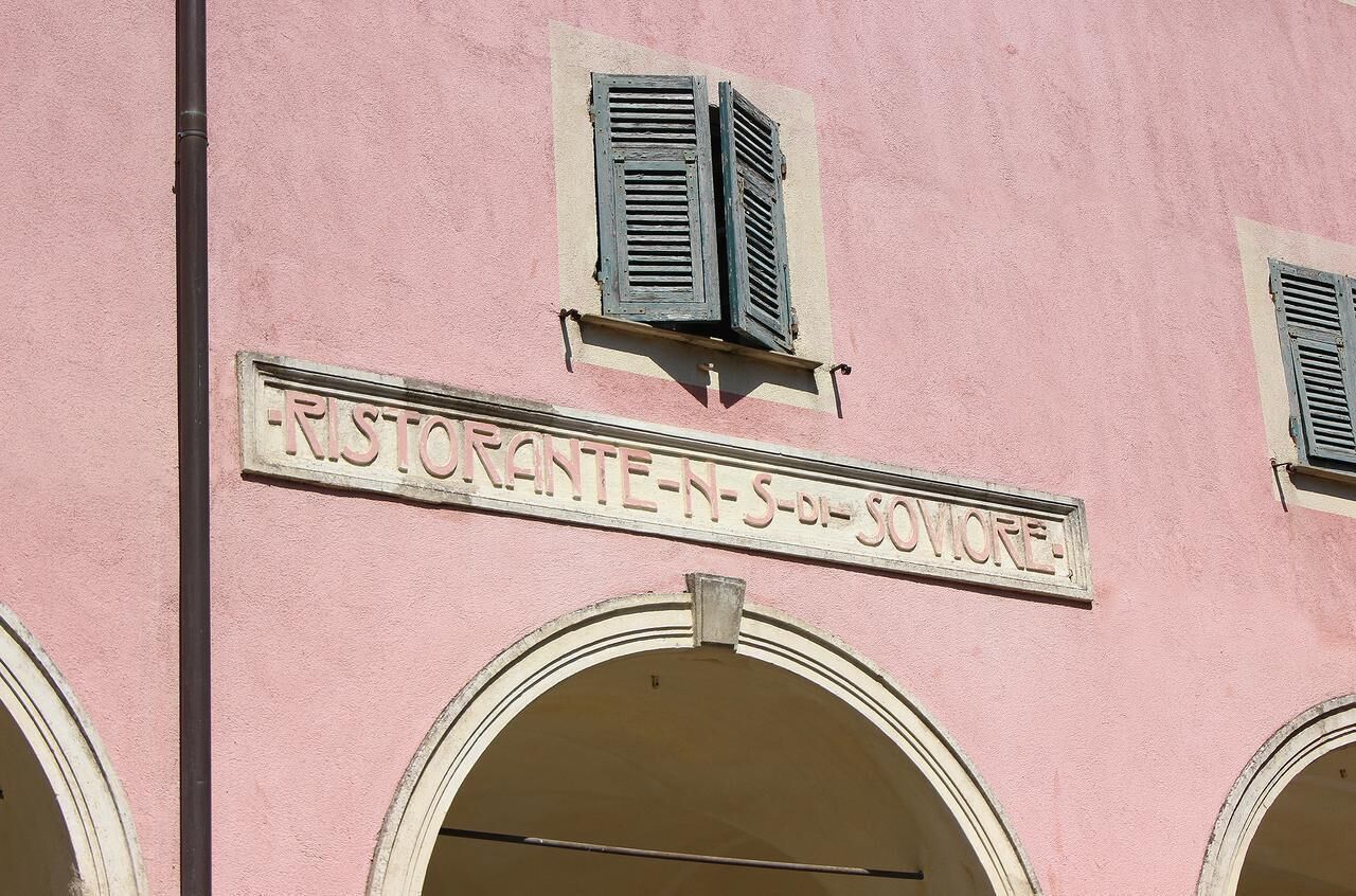 Une façade d’immeuble sur laquelle on peut lire l’inscription « Ristorante N. S. di S. Giovanni ».