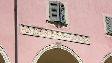En byggnadsfasad med en skylt som visar texten: ”Ristorante N. S. di S. Giovanni”.