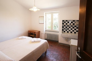 Desk, bed sheets - Santuario Nostra Signora di Soviore (Monterosso al Mare)