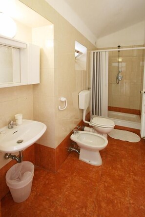 A bathroom with a sink, two toilets, a bidet, and a shower. - Santuario Nostra Signora di Soviore (Monterosso al Mare)