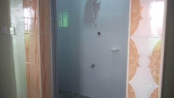 Chambre Simple | Salle de bain | Douche, douche à « effet pluie », serviettes fournies, savon