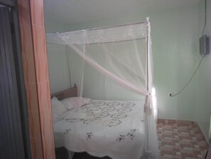 Single Room | Desk, free WiFi, bed sheets - Choma Zone Hotel (Mwingi)