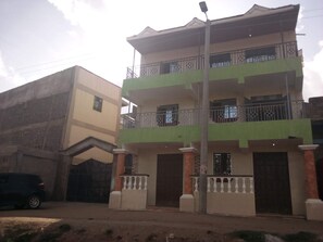 ด้านหน้าที่พัก