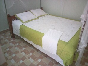 Single Room | Desk, free WiFi, bed sheets - Choma Zone Hotel (Mwingi)