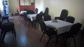 حيث تُقدم وجبات الإفطار، الغداء، العشاء، الأطباق المحلية