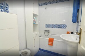 Lejlighed - 2 soveværelser | Badeværelse | Bruser, brusehoved med spredningseffekt, gratis toiletartikler