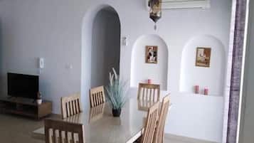 تناول الطعام داخل الغرفة