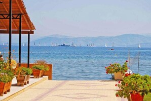 Una playa cerca, camas de playa, sillas reclinables de playa, sombrillas