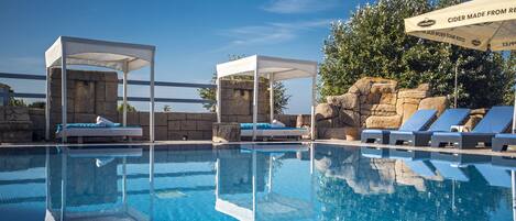 Außenpool (je nach Saison geöffnet), Sonnenschirme, Liegestühle