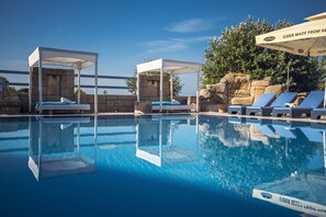 Seasonal outdoor pool, pool umbrellas, sun loungers - Finata  Studios (Corfu)
