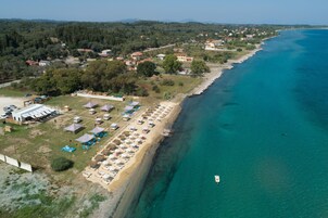 Una playa cerca, camas de playa, sillas reclinables de playa, sombrillas