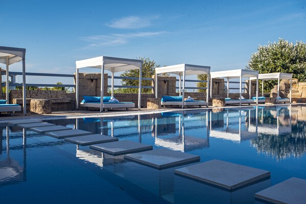 Piscine extérieure (ouverte en saison), parasols de plage
