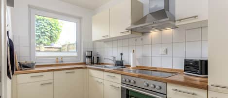 Fridge, oven, stovetop, dishwasher
