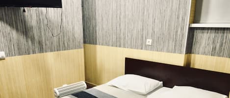 Comfort Room | Iron/ironing board, free WiFi, bed sheets