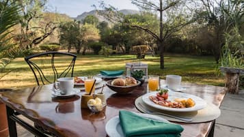 Petit-déjeuner complet compris tous les jours