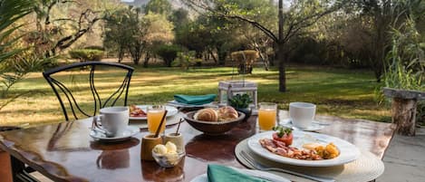 Petit déjeuner complet compris tous les jours