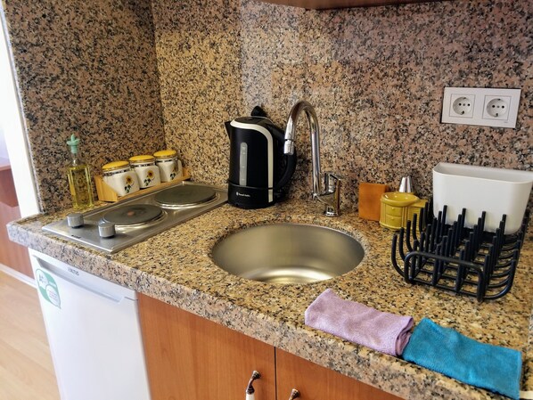 Stovetop, electric kettle, cookware/dishes/utensils