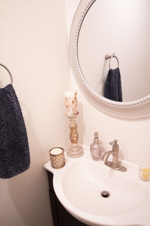 Combined shower/tub, hair dryer, towels - ***Newly Updated 2BD 1.5BA Townhouse*** (Anchorage)