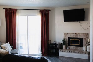 TV, fireplace - ***Newly Updated 2BD 1.5BA Townhouse*** (Anchorage)