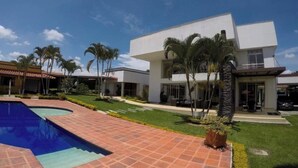 A modern two-story house with a swimming pool, surrounded by palm trees and a well-maintained lawn. - CERRITOS ... NATURE, BEAUTY AND FUN !! (Pereira)