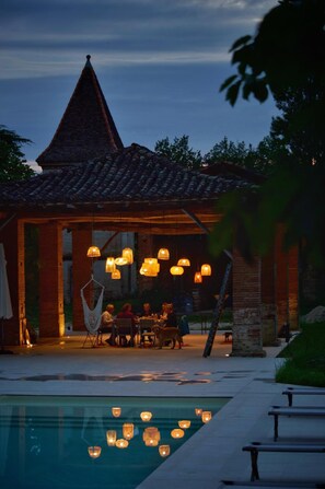 Outdoor pool, sun loungers - L'Ostalas (Lafrancaise)