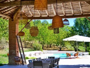 Outdoor pool, sun loungers - L'Ostalas (Lafrancaise)