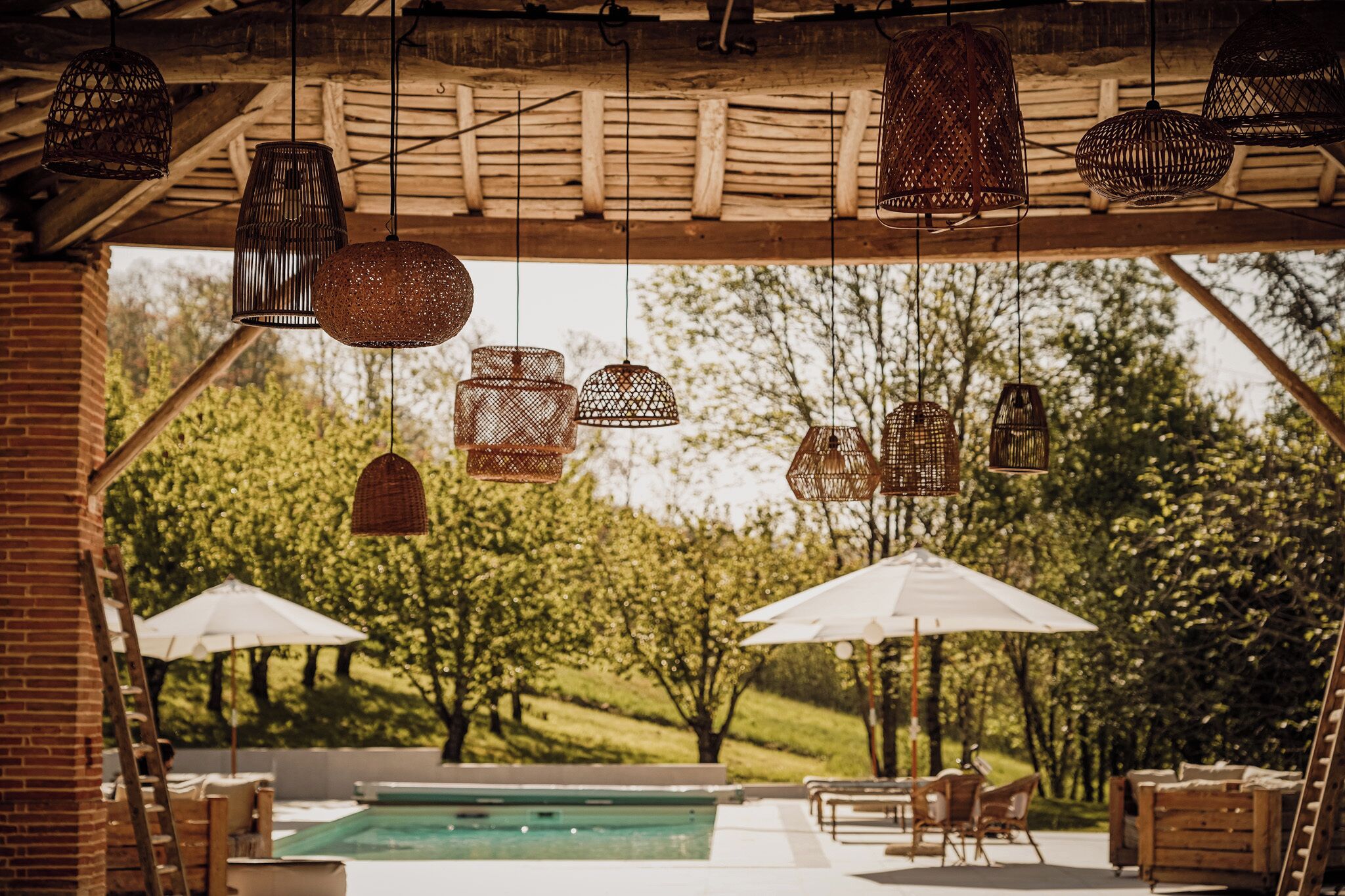 Piscine extérieure, chaises longues