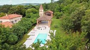 A villa with a swimming pool, a gazebo, and a tower. - L'Ostalas (Lafrancaise)