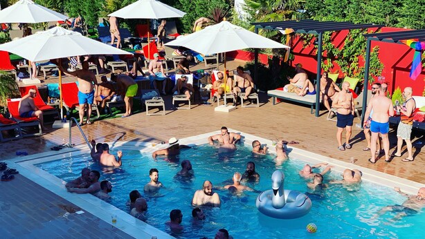 Ein Poolbereich mit Liegestühlen und Sonnenschirmen.