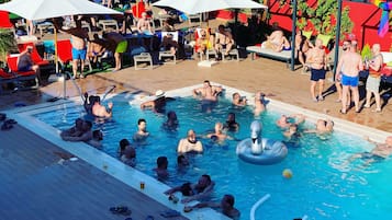 Piscina all'aperto, ombrelloni da piscina, lettini