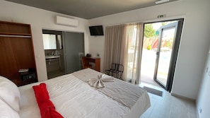 In-room safe, blackout drapes, soundproofing, free WiFi - Villa 3 Caparica, Lisbon GAY Beach Hotel (Almada)