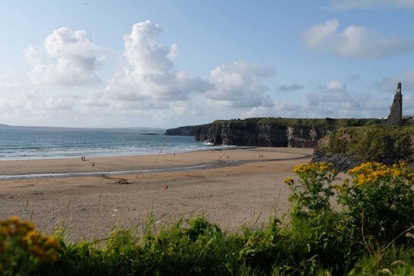 بالقرب من الشاطئ